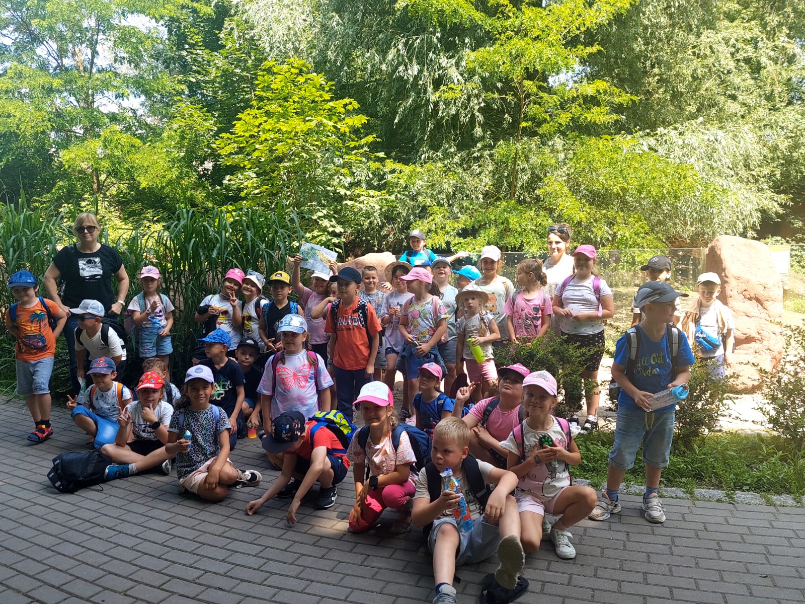 Uczniowie klas pierszych w ZOO w Opolu
